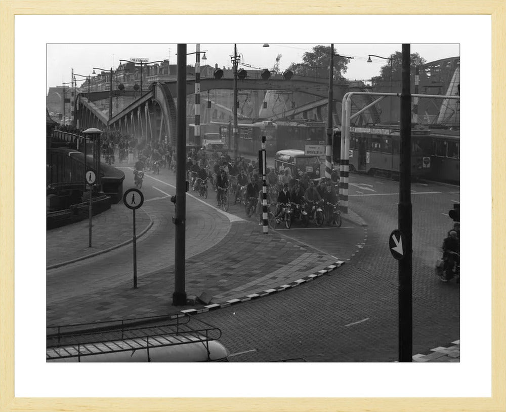Brommers op de Koninginnebrug - 1964