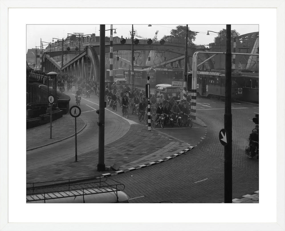 Brommers op de Koninginnebrug - 1964