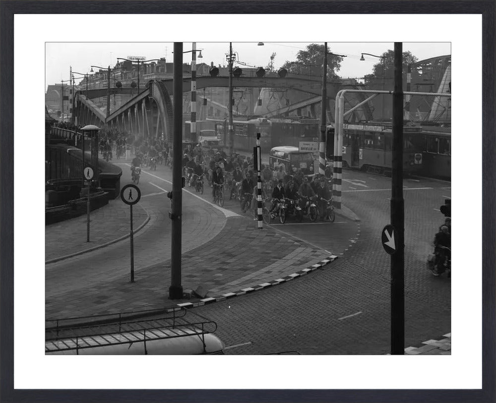 Brommers op de Koninginnebrug - 1964