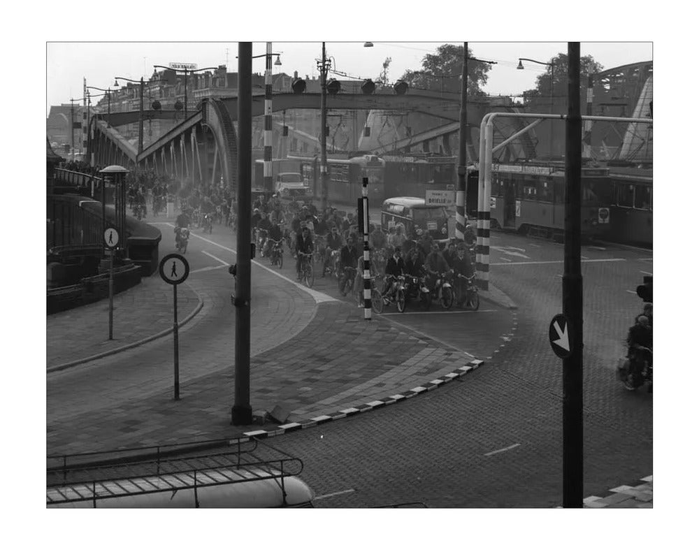 Brommers op de Koninginnebrug - 1964