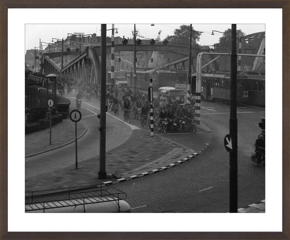 Brommers op de Koninginnebrug - 1964