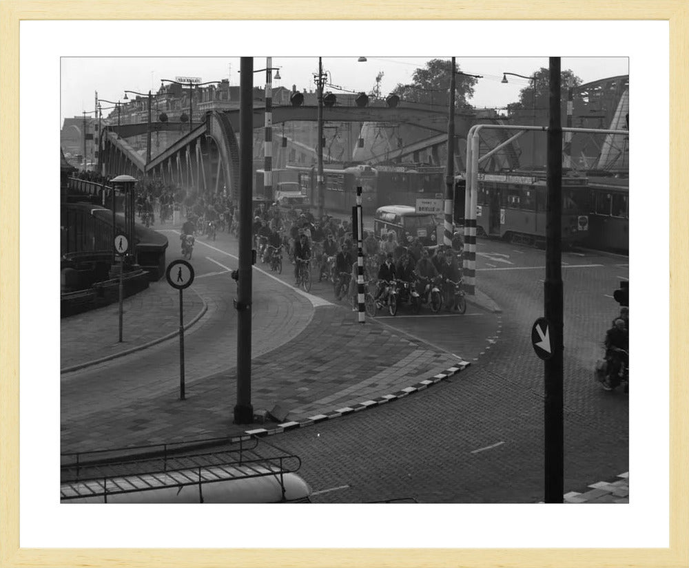 Brommers op de Koninginnebrug - 1964