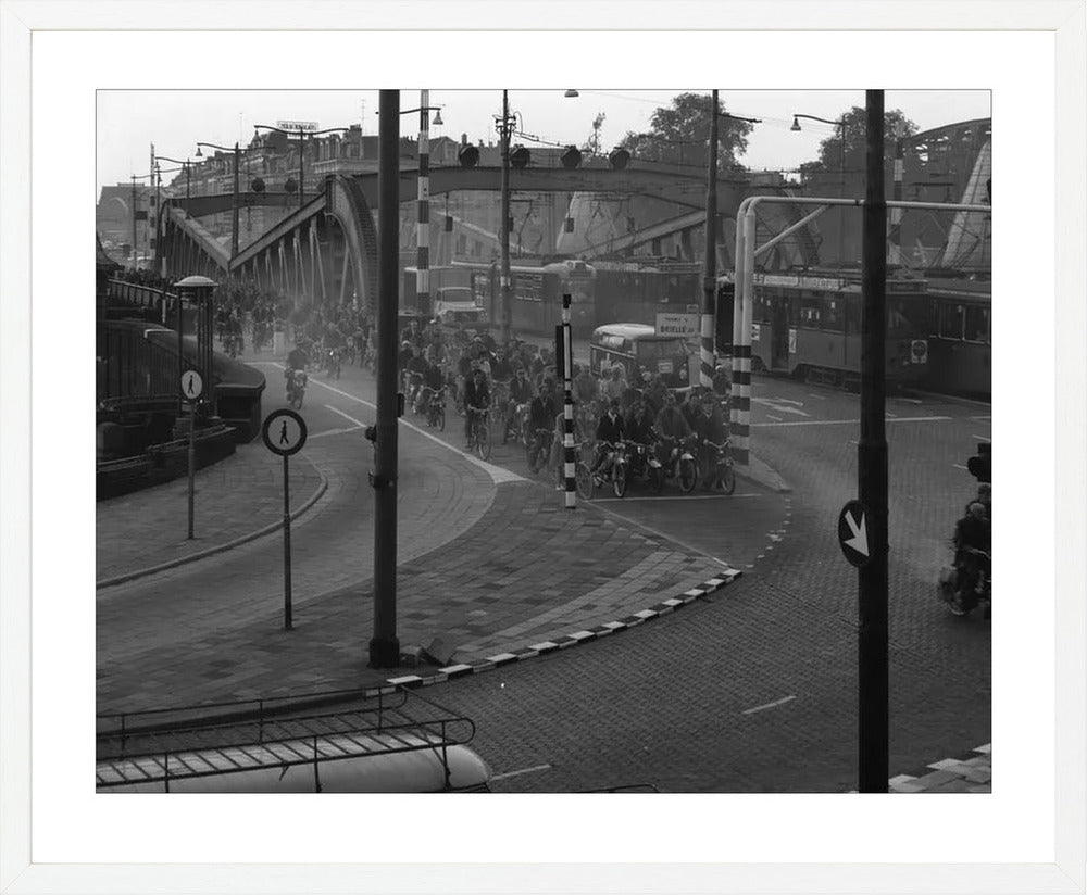Brommers op de Koninginnebrug - 1964