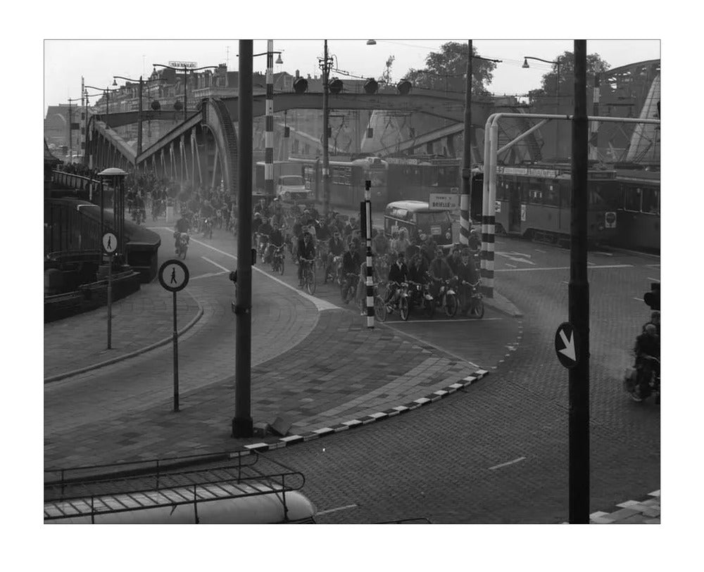 Brommers op de Koninginnebrug - 1964