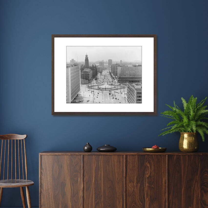 Historische foto van het Hofplein en de Coolsingel rond 1968 – donkerbruine wissellijst in woonkamer