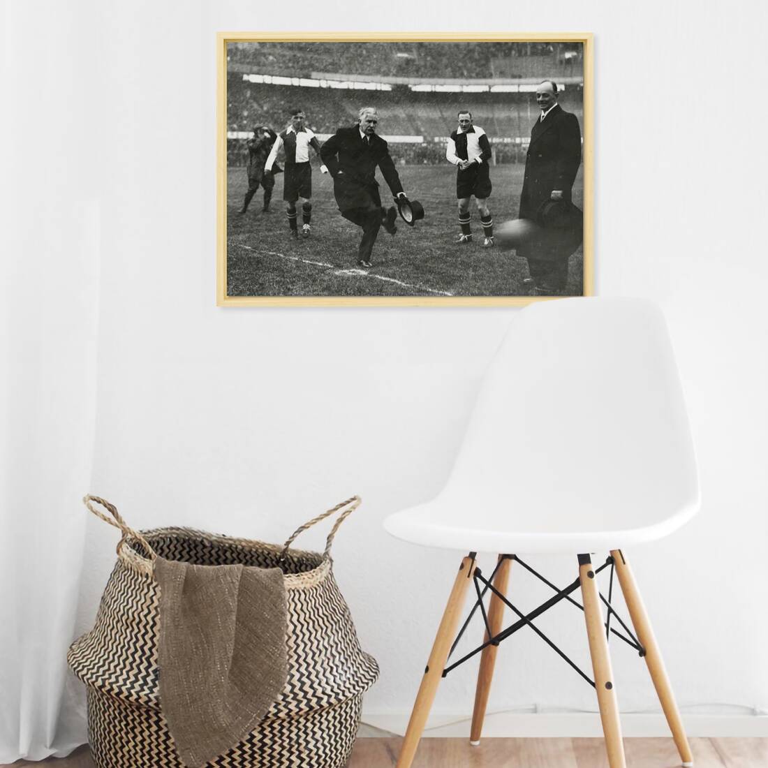 Historische foto van de eerste aftrap in De Kuip in 1937 – canvas met naturel baklijst in keuken