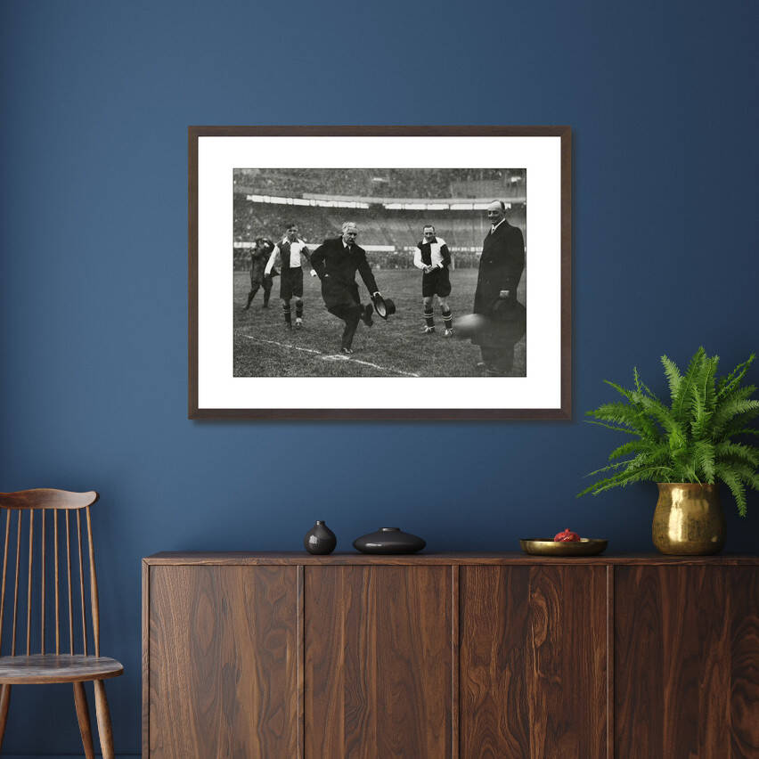 Historische foto van de eerste aftrap in De Kuip in 1937 – donkerbruine wissellijst in woonkamer