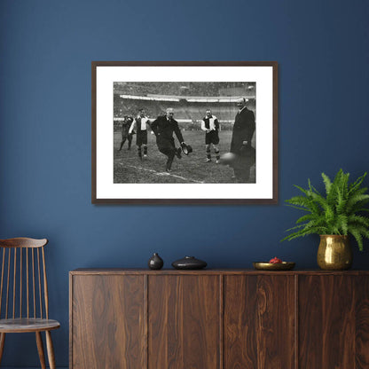 Historische foto van de eerste aftrap in De Kuip in 1937 – donkerbruine wissellijst in woonkamer