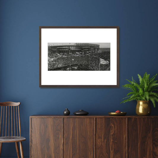 Historische foto van de opening van De Kuip in 1937 – donkerbruine wissellijst in woonkamer