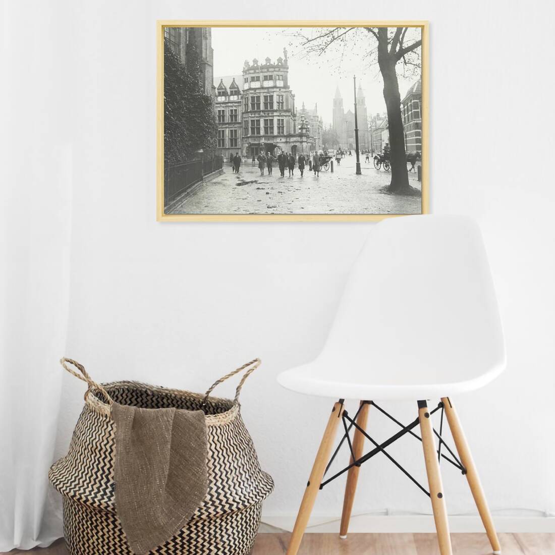 Zwart-witfoto van het Duivelshuis, het stadhuis van Arnhem. – canvas naturel baklijst in keuken