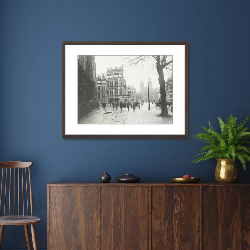 Zwart-witfoto van het Duivelshuis, het stadhuis van Arnhem. – donkerbruine wissellijst in woonkamer