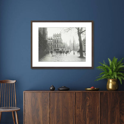 Zwart-witfoto van het Duivelshuis, het stadhuis van Arnhem. – donkerbruine wissellijst in woonkamer