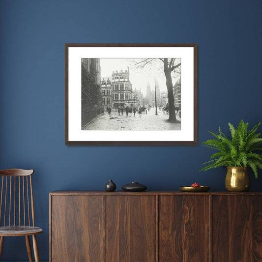 Zwart-witfoto van het Duivelshuis, het stadhuis van Arnhem. – donkerbruine wissellijst in woonkamer