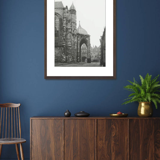 Zwart-witfoto uit 1938 van de Sint-Stevenskerk in Nijmegen. – donkerbruine wissellijst in woonkamer
