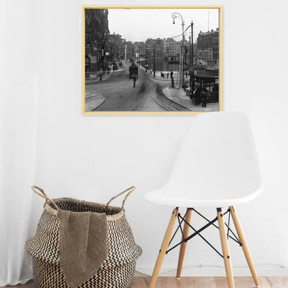Zwart-witfoto uit 1930 van het Rokin in Amsterdam met tram lijn 11 ter hoogte van het Muntplein. – canvas naturel baklijst in keuken