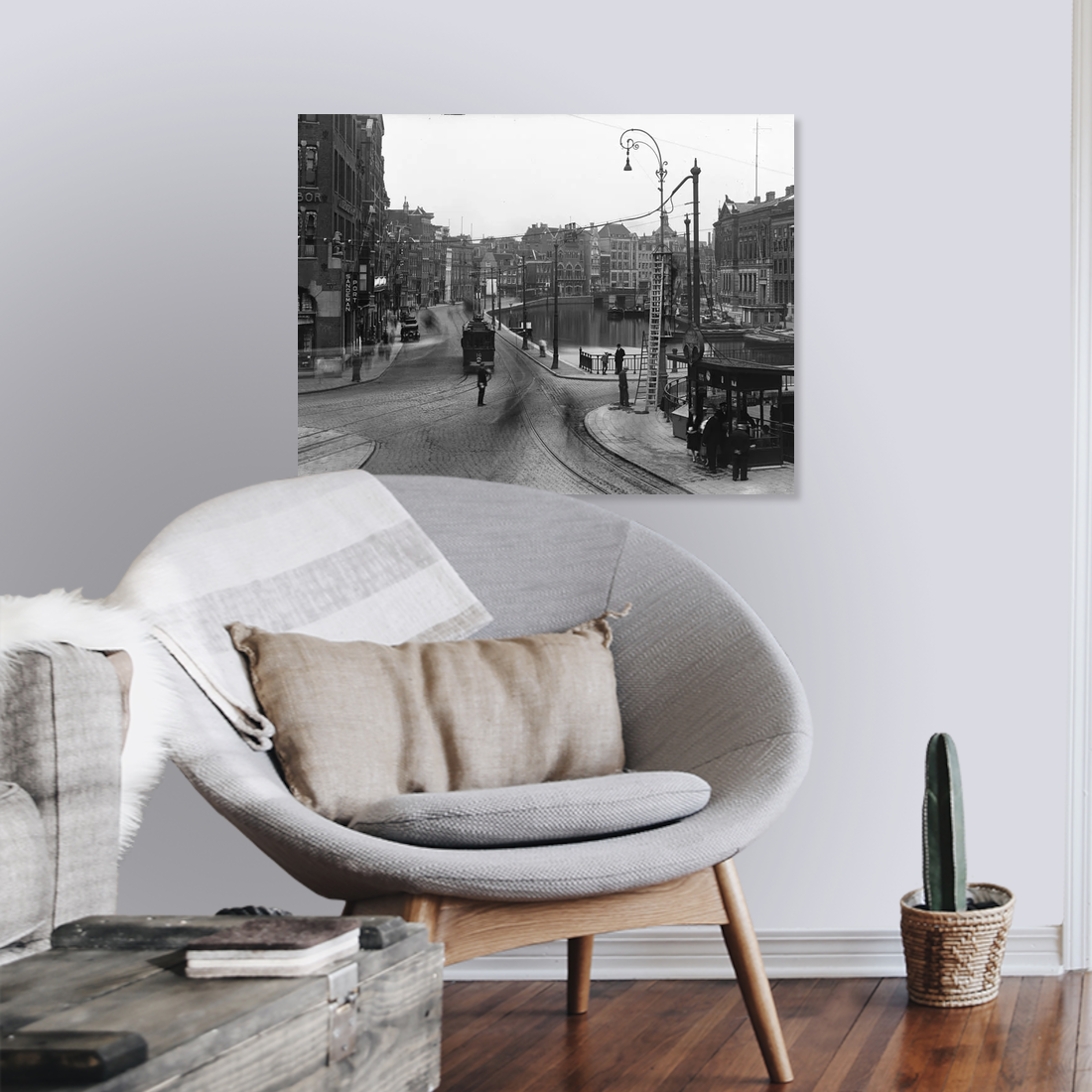 Zwart-witfoto uit 1930 van het Rokin in Amsterdam met tram lijn 11 ter hoogte van het Muntplein. – canvas zonder lijst in leeshoek