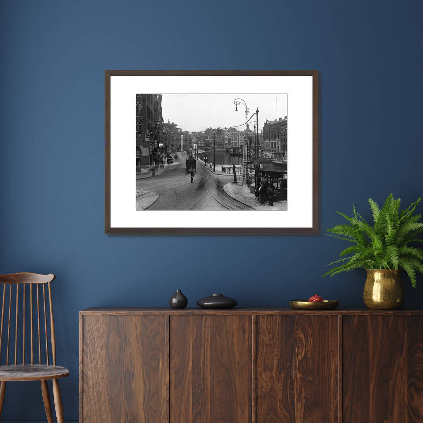 Zwart-witfoto uit 1930 van het Rokin in Amsterdam met tram lijn 11 ter hoogte van het Muntplein. – donkerbruine wissellijst in woonkamer