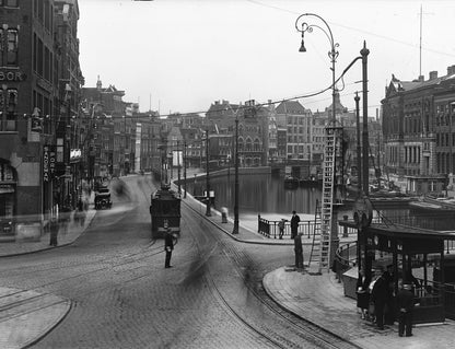 Zwart-witfoto uit 1930 van het Rokin in Amsterdam met tram lijn 11 ter hoogte van het Muntplein.
