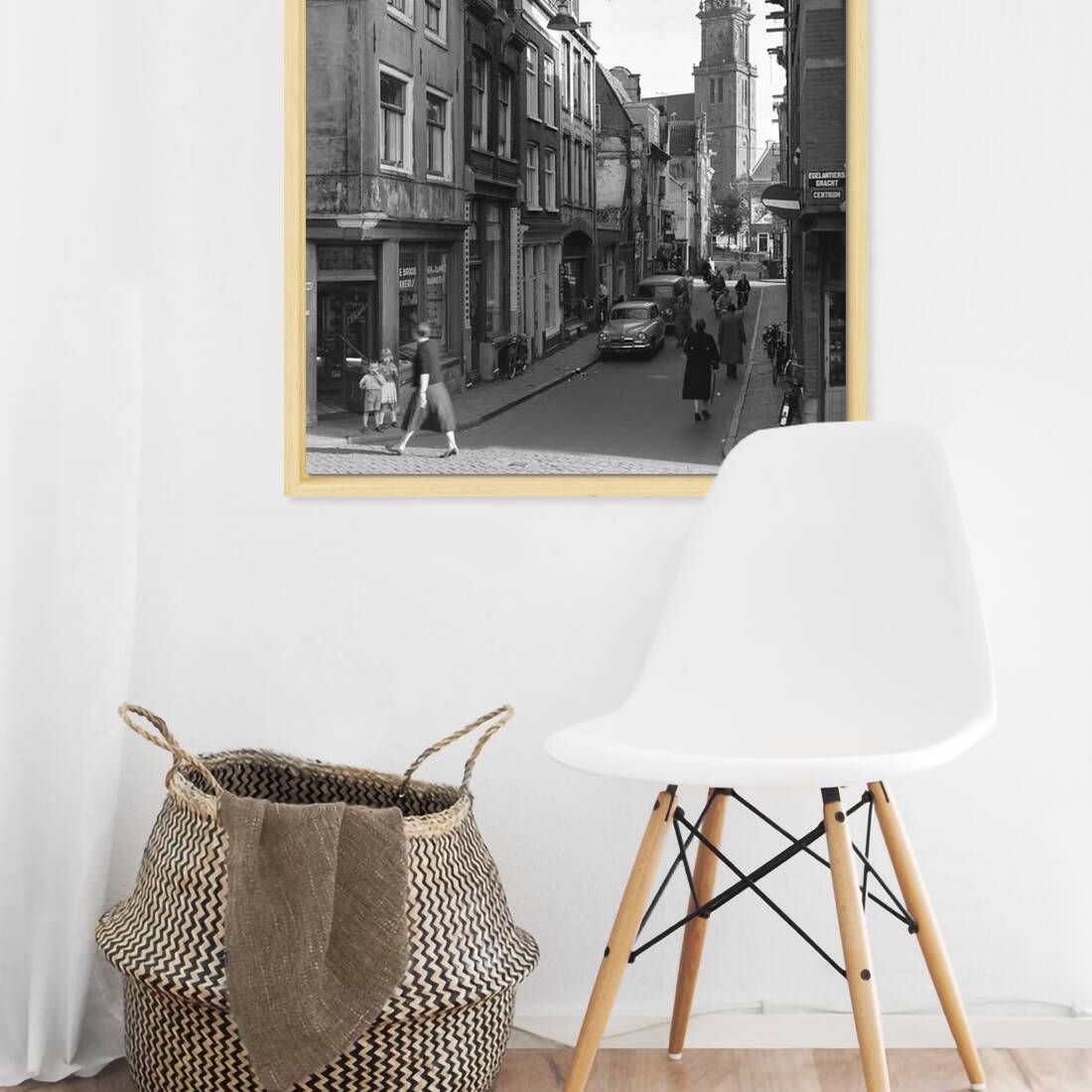 Zwart-witfoto uit 1957 van de Eerste Leliedwarsstraat in de Jordaan in Amsterdam. – canvas naturel baklijst in keuken