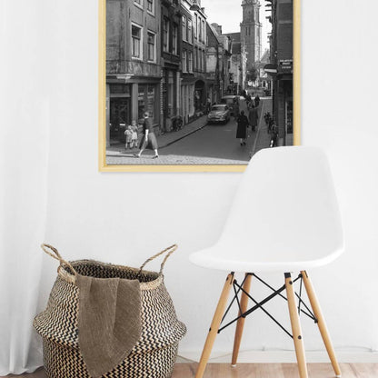 Zwart-witfoto uit 1957 van de Eerste Leliedwarsstraat in de Jordaan in Amsterdam. – canvas naturel baklijst in keuken
