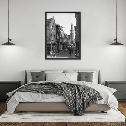 Zwart-witfoto uit 1957 van de Eerste Leliedwarsstraat in de Jordaan in Amsterdam. – canvas zwarte baklijst in slaapkamer