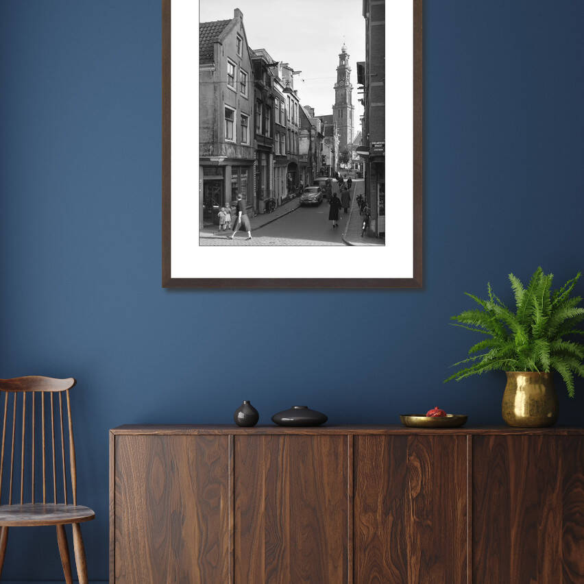 Zwart-witfoto uit 1957 van de Eerste Leliedwarsstraat in de Jordaan in Amsterdam. – donkerbruine wissellijst in woonkamer