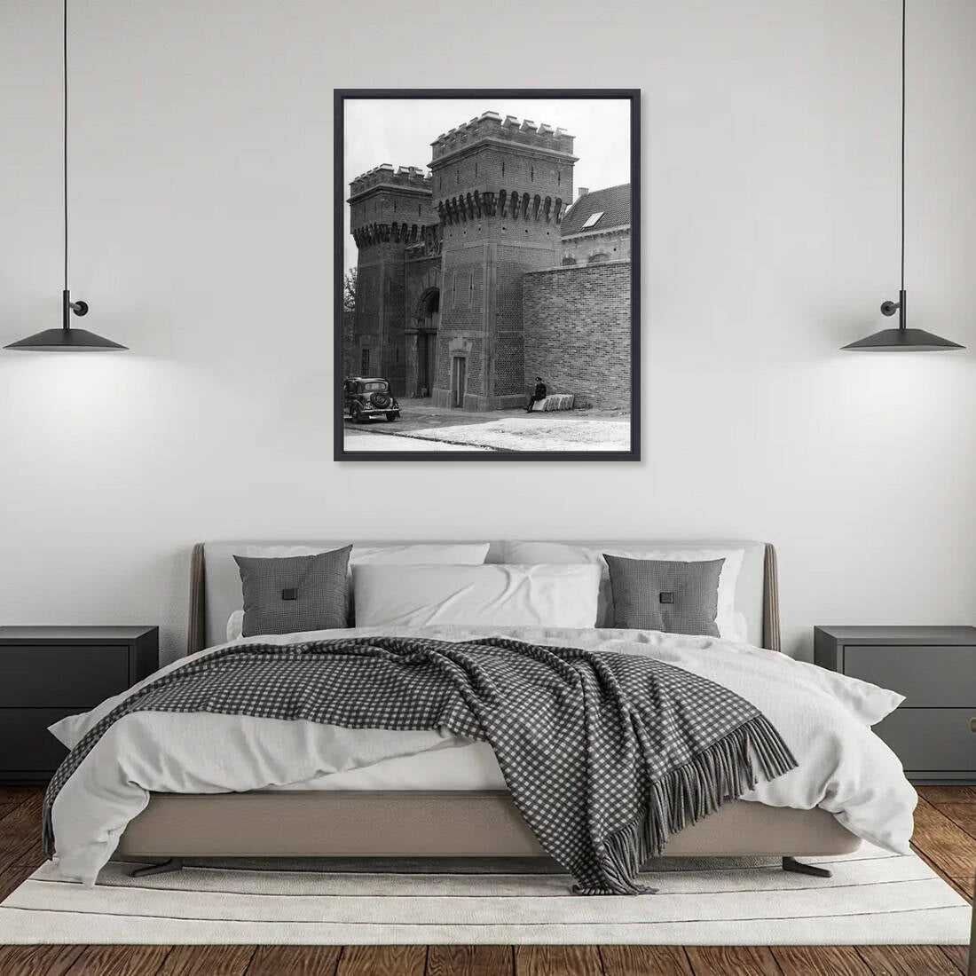 Zwart-witfoto uit 1948 van de poort van de Koepelgevangenis in Arnhem. – canvas zwarte baklijst in slaapkamer