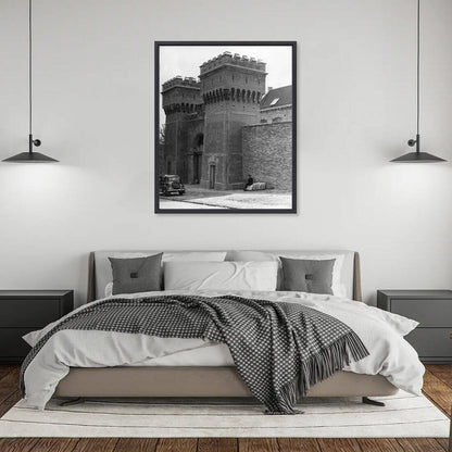 Zwart-witfoto uit 1948 van de poort van de Koepelgevangenis in Arnhem. – canvas zwarte baklijst in slaapkamer