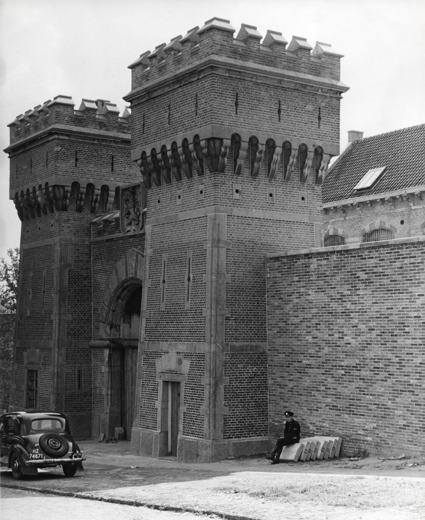 Zwart-witfoto uit 1948 van de poort van de Koepelgevangenis in Arnhem.