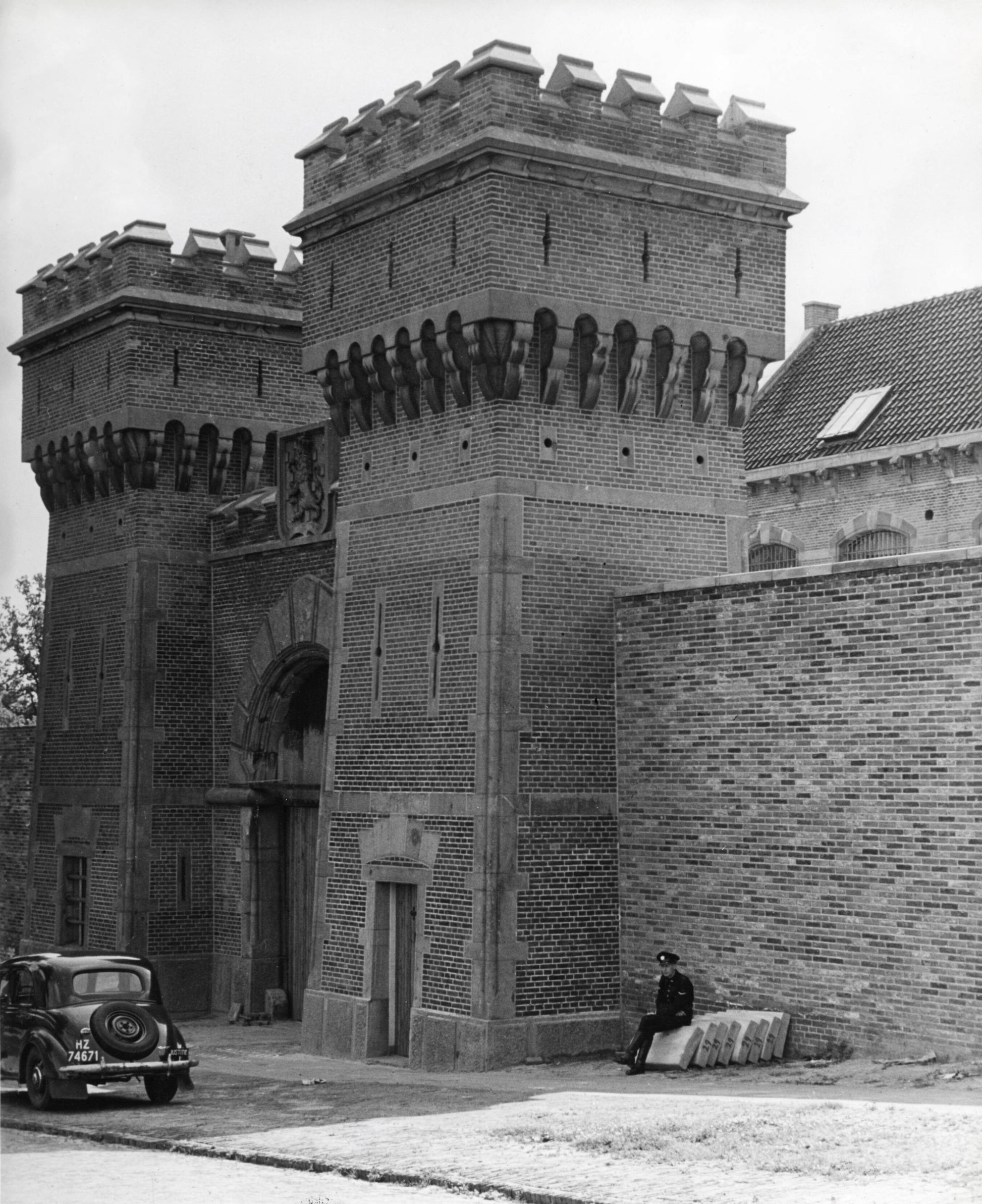 Zwart-witfoto uit 1948 van de poort van de Koepelgevangenis in Arnhem.