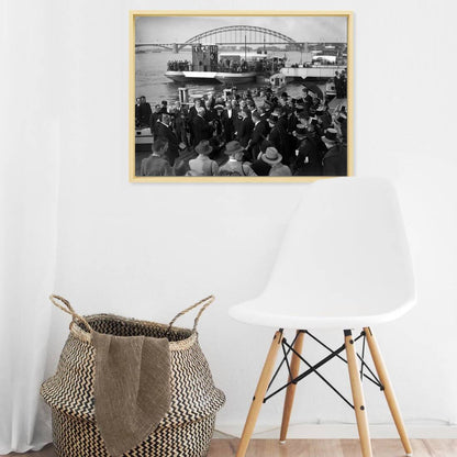 Zwart-witfoto van een carnavalsplechtigheid op de Waalkade in Nijmegen met de Waalbrug op de achtergrond. – canvas naturel baklijst in keuken