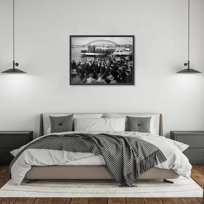 Zwart-witfoto van een carnavalsplechtigheid op de Waalkade in Nijmegen met de Waalbrug op de achtergrond. – canvas zwarte baklijst in slaapkamer