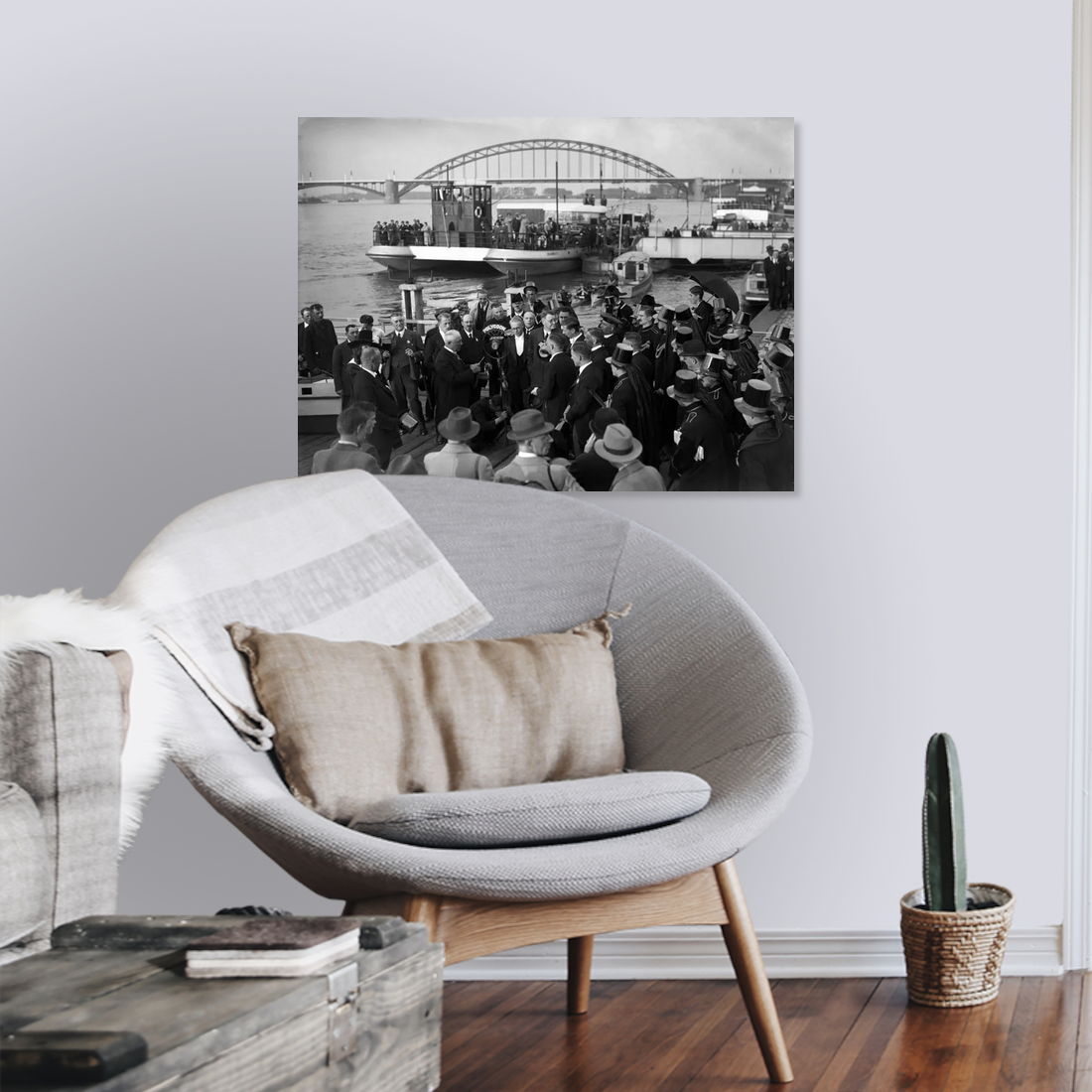 Zwart-witfoto van een carnavalsplechtigheid op de Waalkade in Nijmegen met de Waalbrug op de achtergrond. – canvas zonder lijst in leeshoek