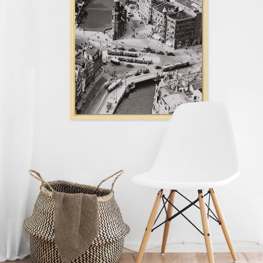 Zwart-witfoto luchtfoto uit 1949 van het Muntplein en de Munttoren in Amsterdam. – canvas naturel baklijst in keuken