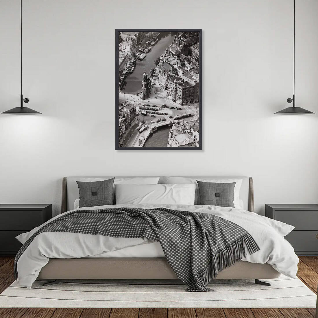 Zwart-witfoto luchtfoto uit 1949 van het Muntplein en de Munttoren in Amsterdam. – canvas zwarte baklijst in slaapkamer