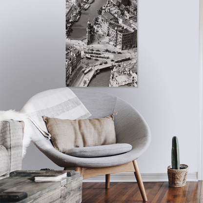 Zwart-witfoto luchtfoto uit 1949 van het Muntplein en de Munttoren in Amsterdam. – canvas zonder lijst in leeshoek