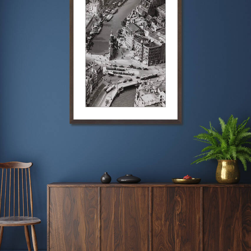 Zwart-witfoto luchtfoto uit 1949 van het Muntplein en de Munttoren in Amsterdam. – donkerbruine wissellijst in woonkamer