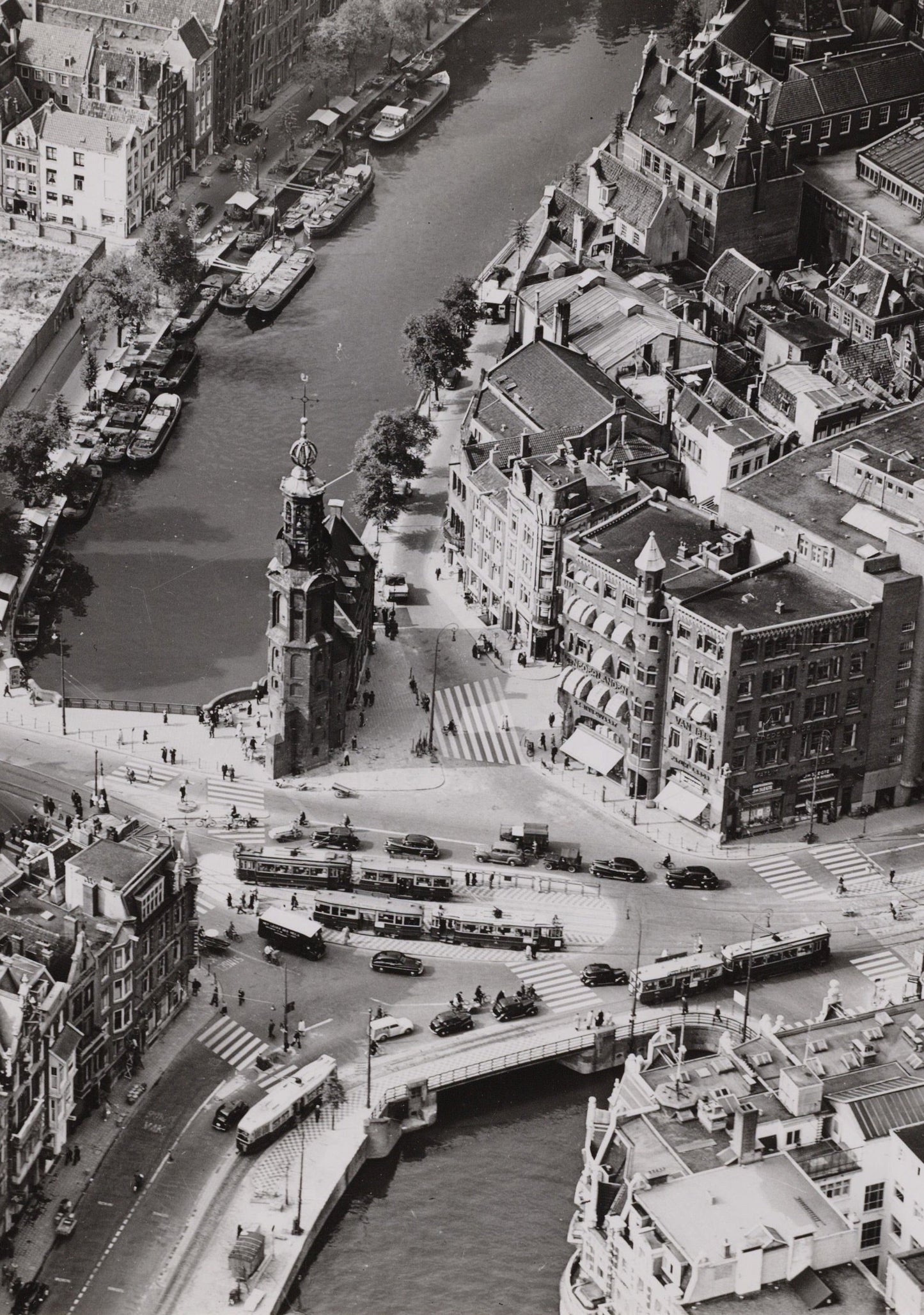 Zwart-witfoto luchtfoto uit 1949 van het Muntplein en de Munttoren in Amsterdam.