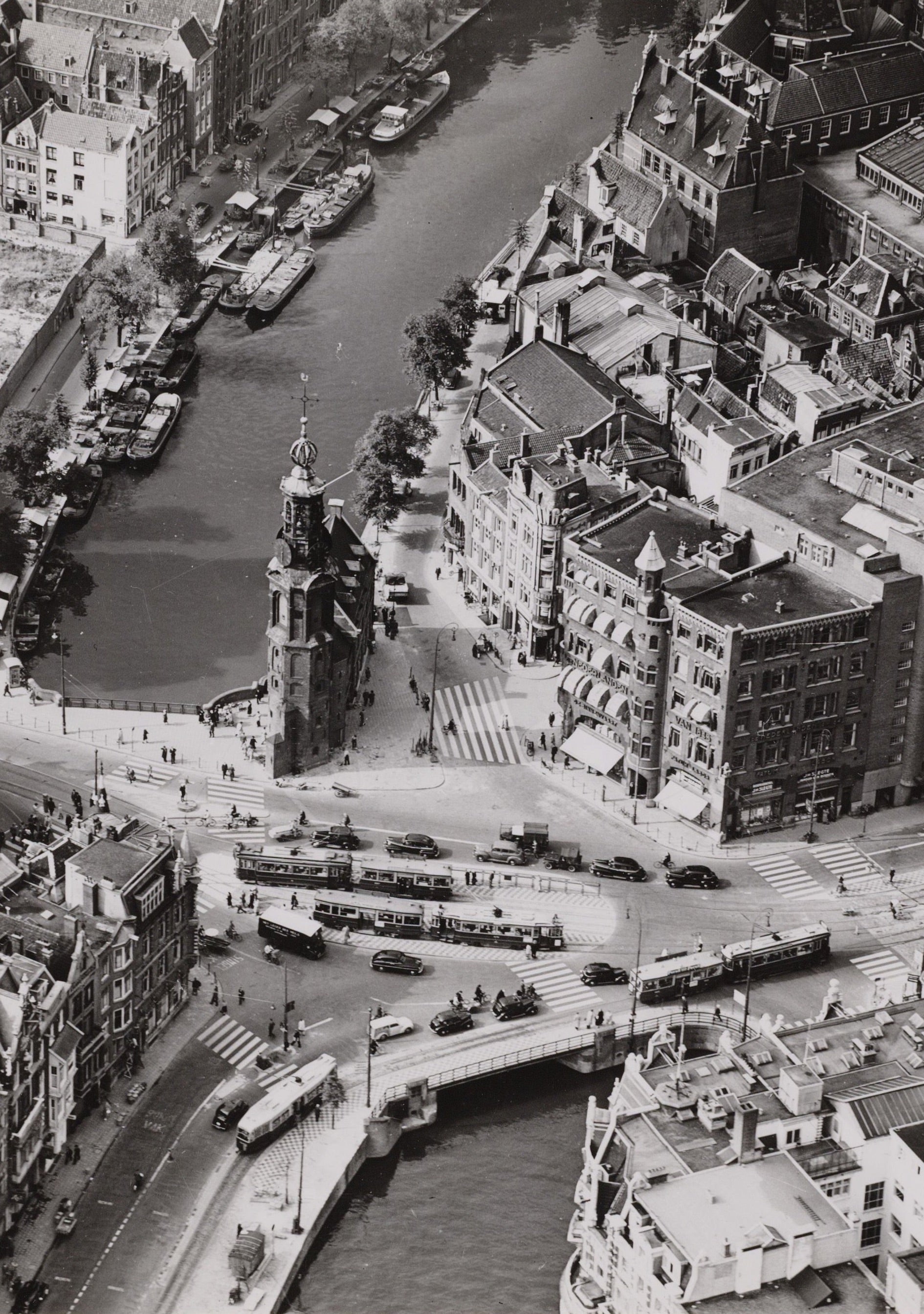 Zwart-witfoto luchtfoto uit 1949 van het Muntplein en de Munttoren in Amsterdam.