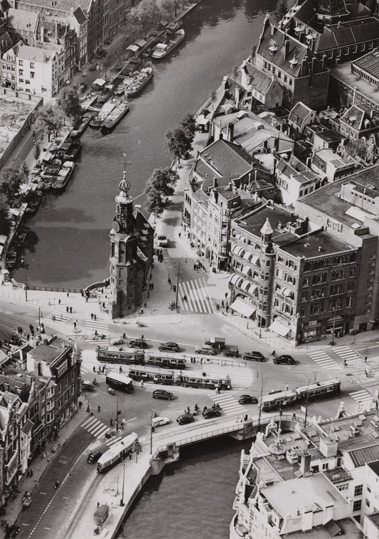Zwart-witfoto luchtfoto uit 1949 van het Muntplein en de Munttoren in Amsterdam.