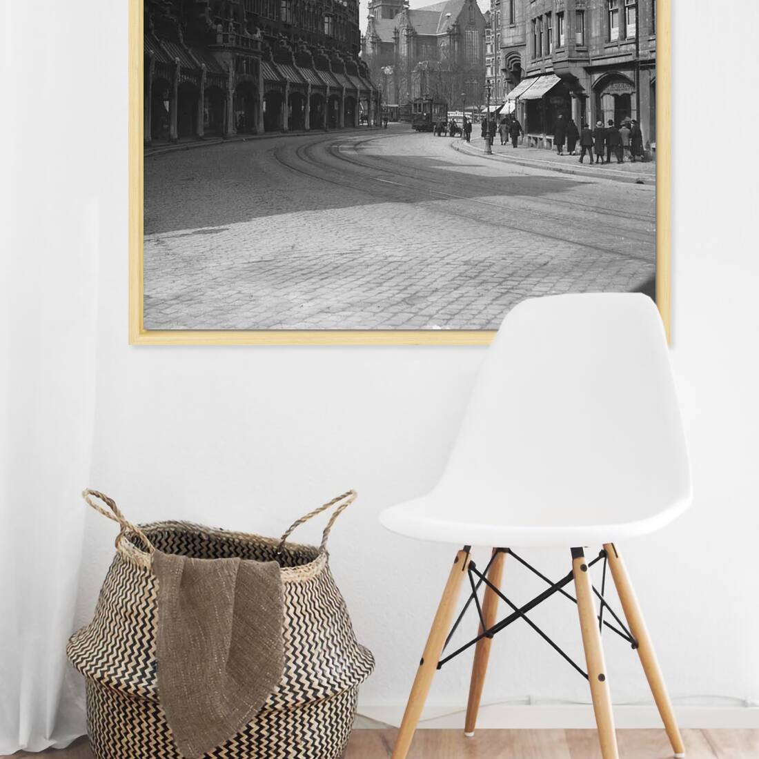 Zwart-witfoto uit omstreeks 1930 van de Raadhuisstraat in Amsterdam. – canvas naturel baklijst in keuken
