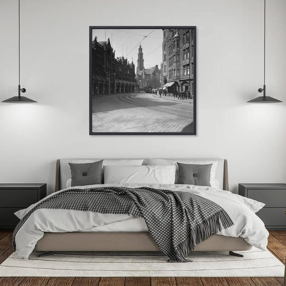 Zwart-witfoto uit omstreeks 1930 van de Raadhuisstraat in Amsterdam. – canvas zwarte baklijst in slaapkamer