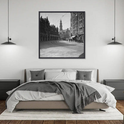 Zwart-witfoto uit omstreeks 1930 van de Raadhuisstraat in Amsterdam. – canvas zwarte baklijst in slaapkamer