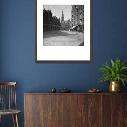 Zwart-witfoto uit omstreeks 1930 van de Raadhuisstraat in Amsterdam. – donkerbruine wissellijst in woonkamer
