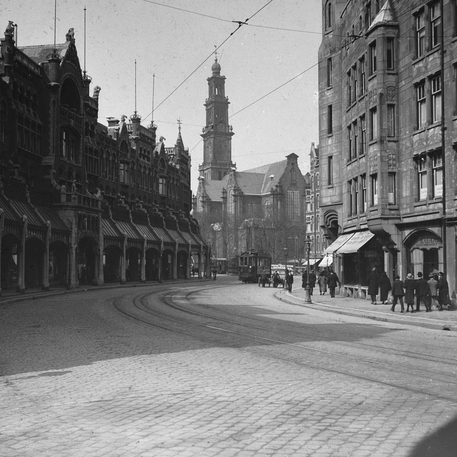 Zwart-witfoto uit omstreeks 1930 van de Raadhuisstraat in Amsterdam.