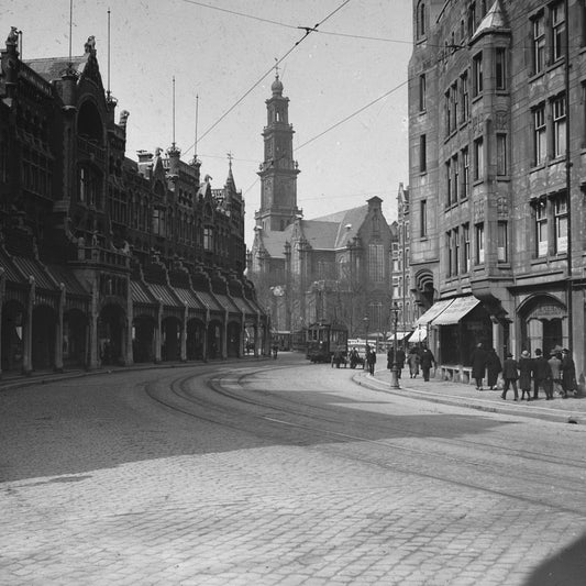 Zwart-witfoto uit omstreeks 1930 van de Raadhuisstraat in Amsterdam.