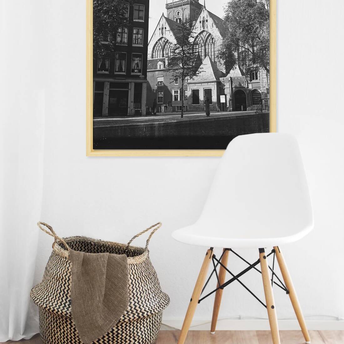 Zwart-witfoto uit 1948 van de Oude Kerk aan het Oudekerksplein in Amsterdam. – canvas naturel baklijst in keuken