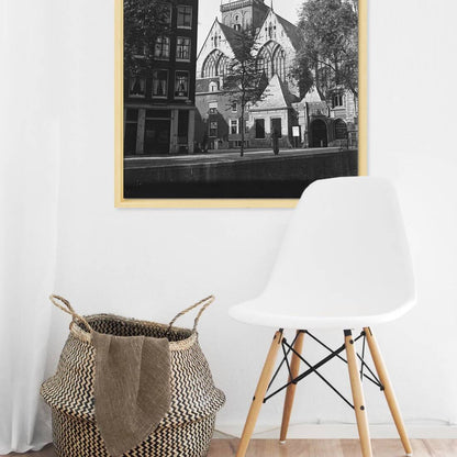 Zwart-witfoto uit 1948 van de Oude Kerk aan het Oudekerksplein in Amsterdam. – canvas naturel baklijst in keuken