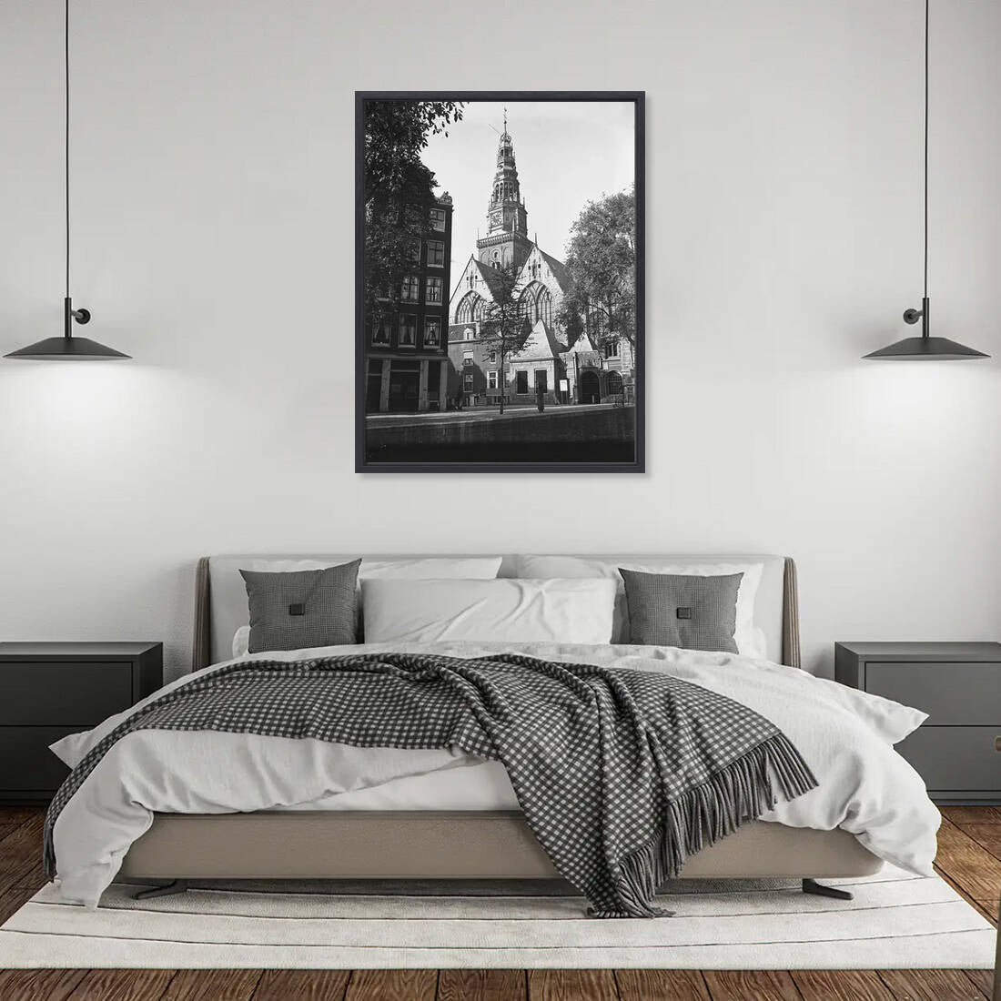 Zwart-witfoto uit 1948 van de Oude Kerk aan het Oudekerksplein in Amsterdam. – canvas zwarte baklijst in slaapkamer