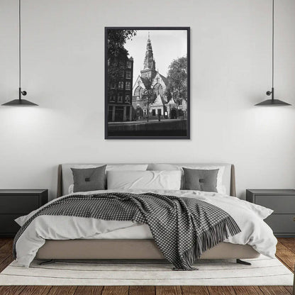 Zwart-witfoto uit 1948 van de Oude Kerk aan het Oudekerksplein in Amsterdam. – canvas zwarte baklijst in slaapkamer